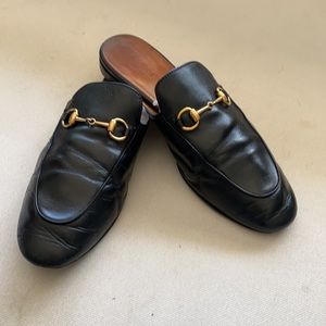GUCCI Loafers / Black leather with gold buckle classic
